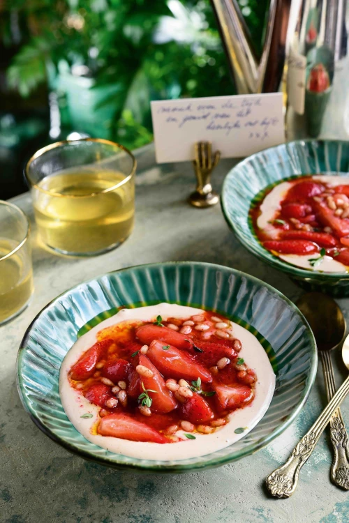 Cashew-kokospudding met gebakken aardbeien