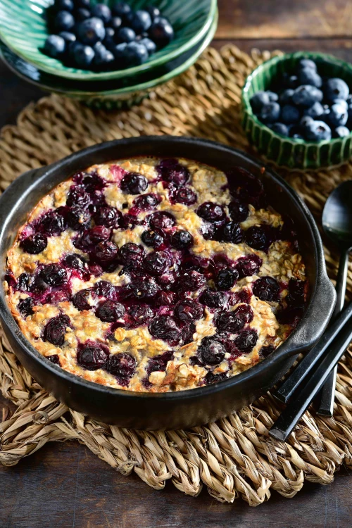 Ovengebakken havermout met banaan en blauwe bessen