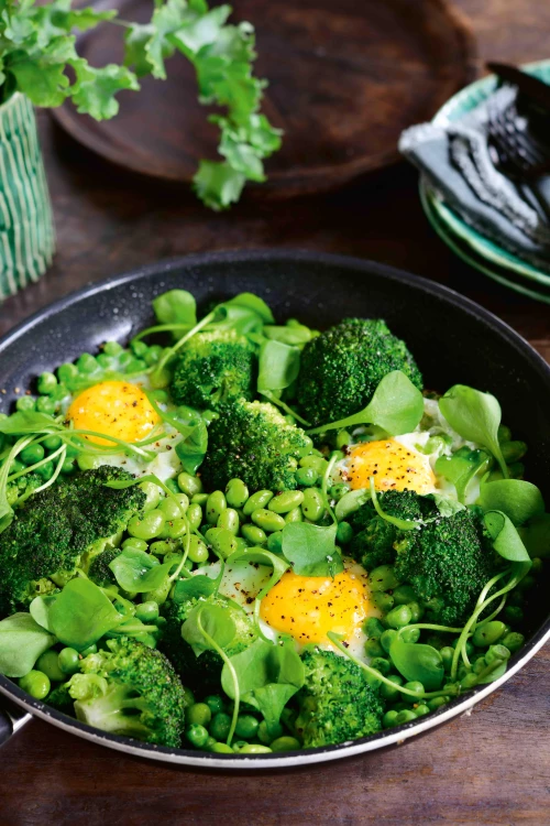 Groene groenten met een spiegeleitje