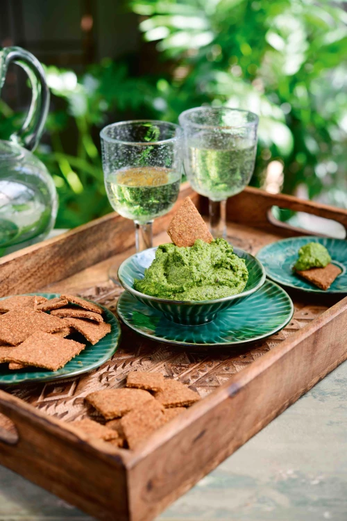 Kruidige toastjes met groene tapenade