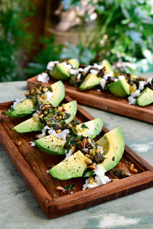 Avocado met een krokant kruidenmengsel en feta (keto)