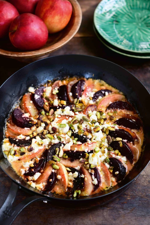 Gebakken appeltjes met rode biet en feta