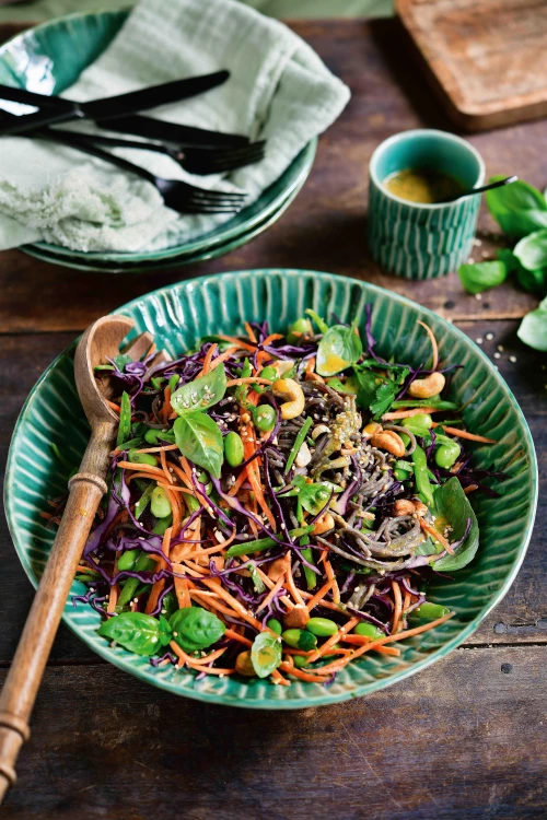 Regenboogsalade met cashewdressing