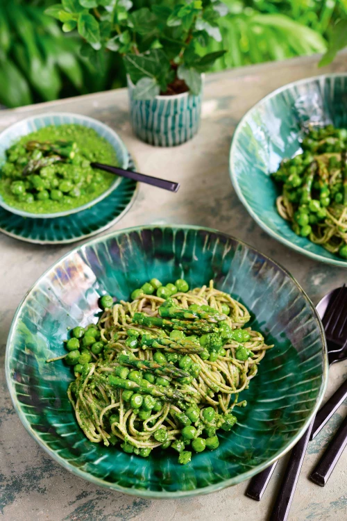 Soba met groene groenten en spinaziepesto