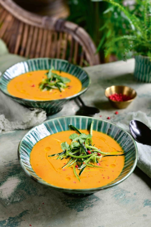 Thaise pompoensoep met courgettenoedels