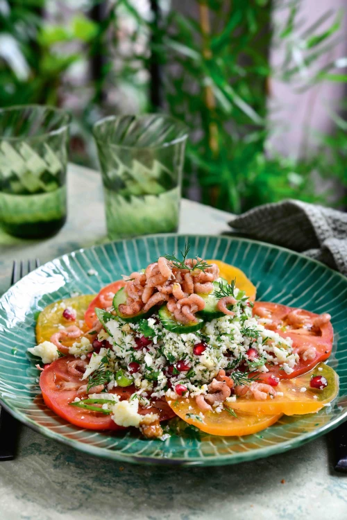 Carpaccio van tomaat met garnalen en tabouleh van bloemkool (keto)