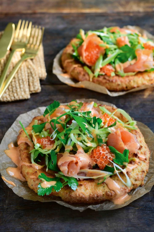 Plat broodje met gerookte zalm en sriracha-saus