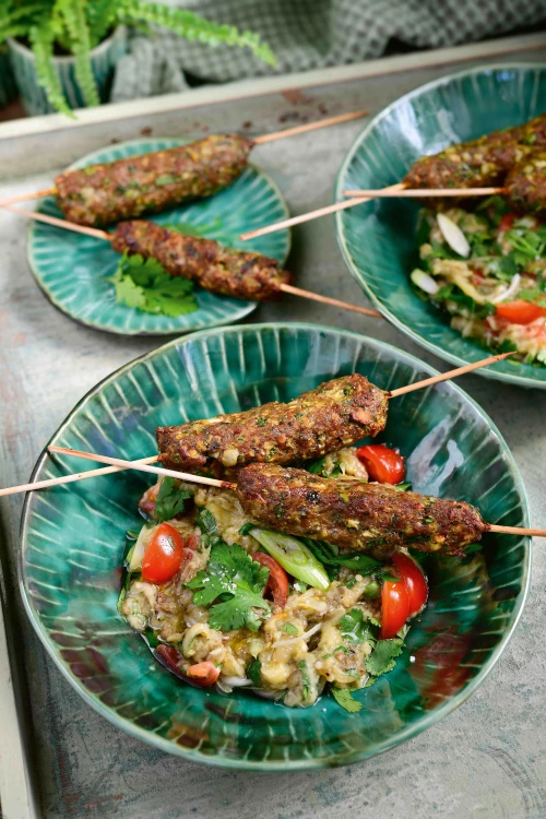 Gekruide lamsspiesjes met auberginesalade (keto)