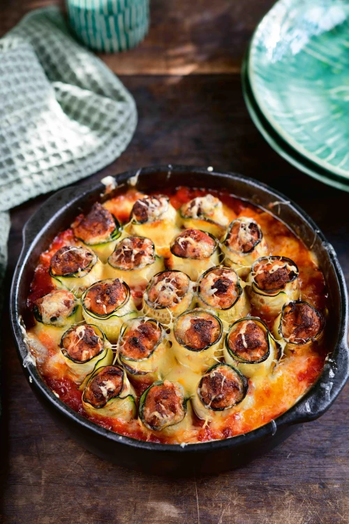 Courgetterolletjes met pittig gehakt in tomatensaus (keto)