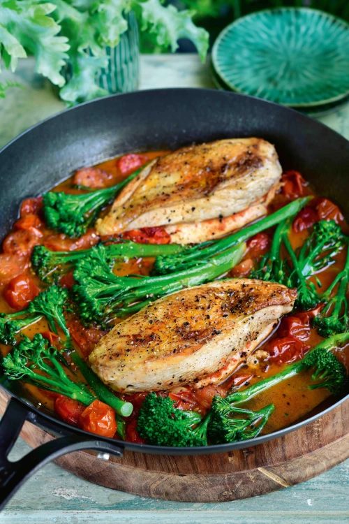 Kippenborst met broccolini in een sriracha-soepje (keto)