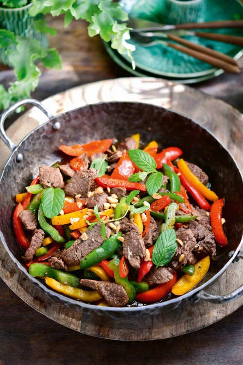 Roergebakken biefstuk met paprika en pinda's