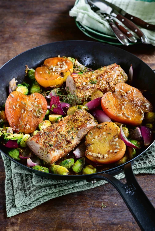 Geroosterd varkenshaasje met spruitjes, appel en mosterdmarinade