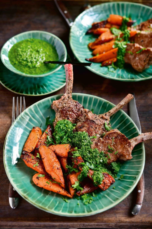 Lamsrack met gebakken worteltjes en kruidensaus