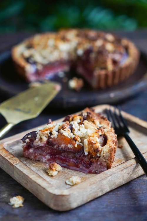 Rustieke pruimentaart met krokante topping