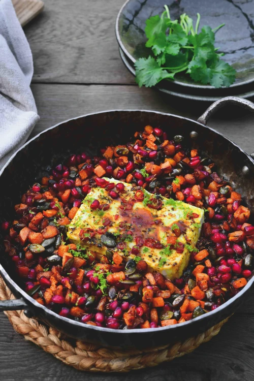 Geroosterde feta met honing, kurkuma en kruidige wortels