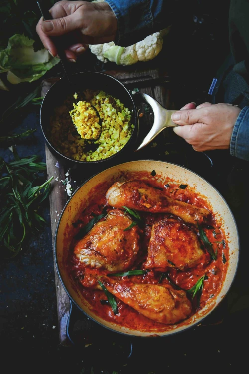 Kip in tomatensaus met dragon en gele bloemkoolrijst (keto)