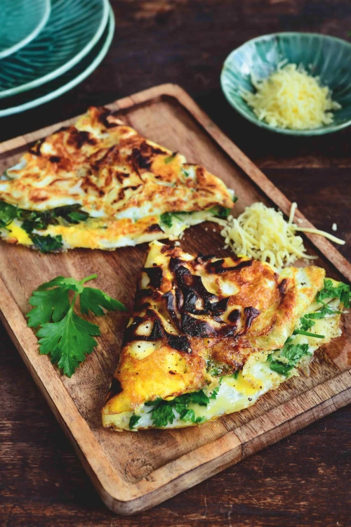 Knolselderij-omelet met kaas en peterselie (keto)