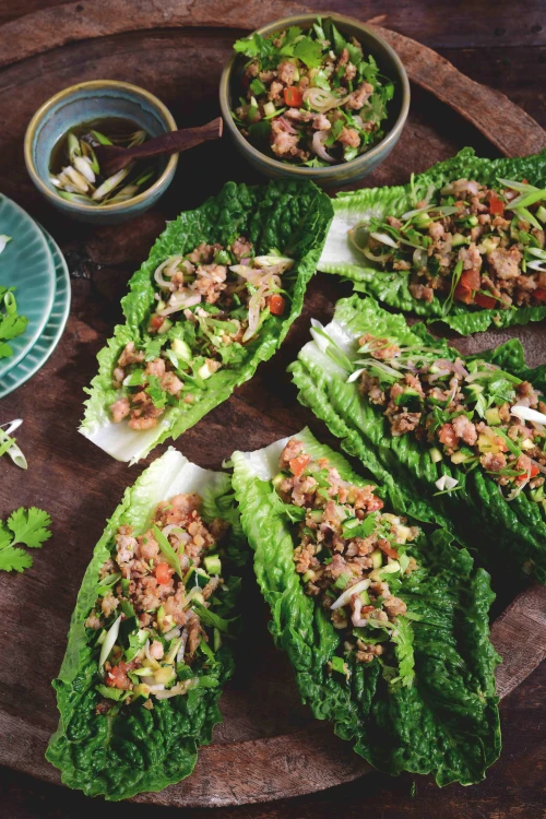 Frisse salade met kippengehakt en kruiden