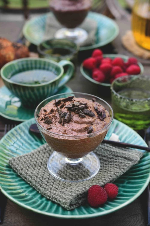 Chocolade-chiapudding met kiwi en frambozen