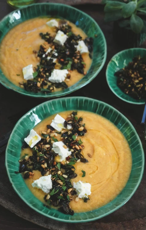 Dikke groentesoep met feta en krokante zadenmix