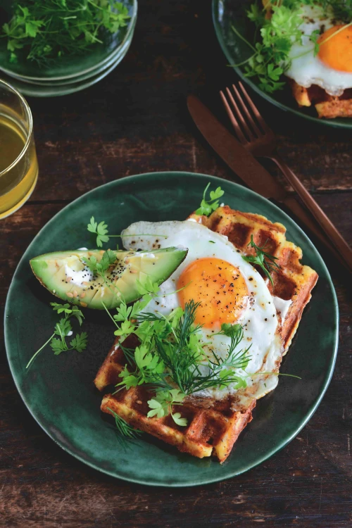 Chaffle met avocado en ei (keto)