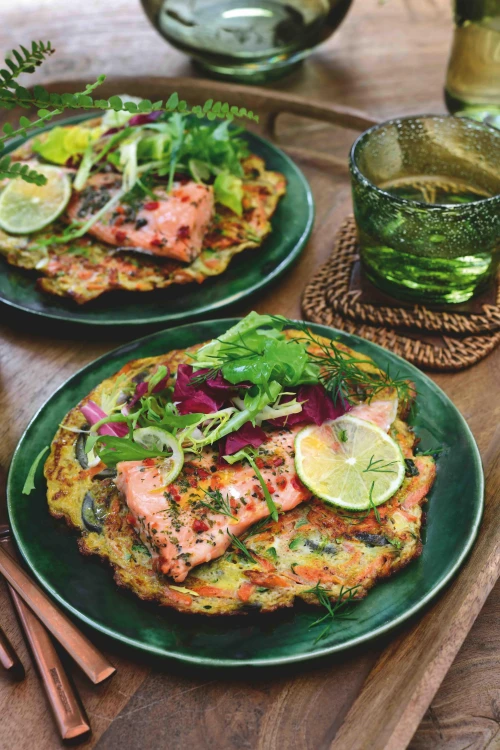 Knapperige groentepannenkoek met warmgerookte zalm