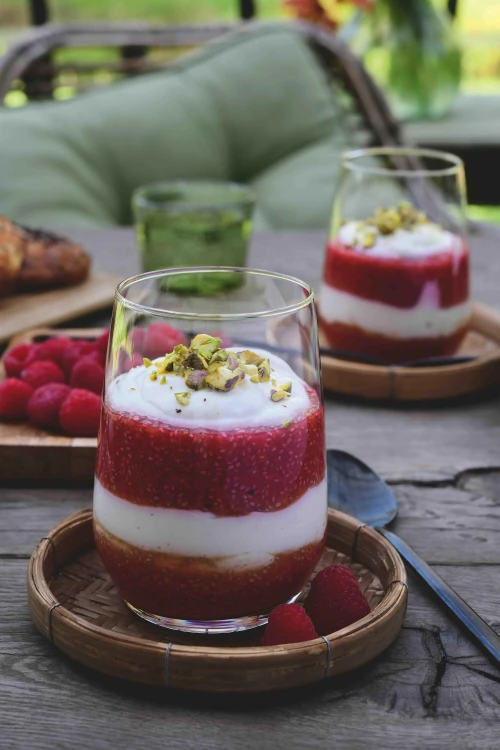 Gelaagd ontbijt met yoghurt, mango en frambozen