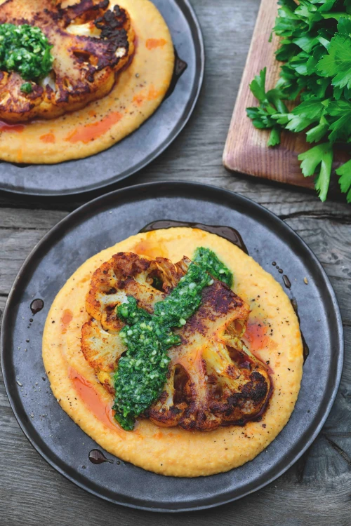 Geroosterde bloemkool met romige bonensaus en kruidensalsa