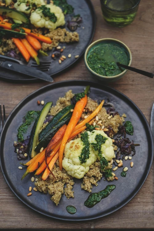 Quinoa met geroosterde groenten, peterseliesaus en pijnboompitten
