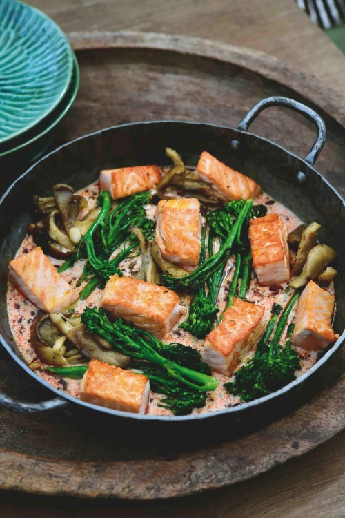 Zalm met broccolini, oesterzwammen en kokos-limoensaus (keto)