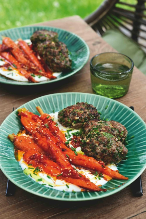 Pittige wortels met lamskofta en yoghurt