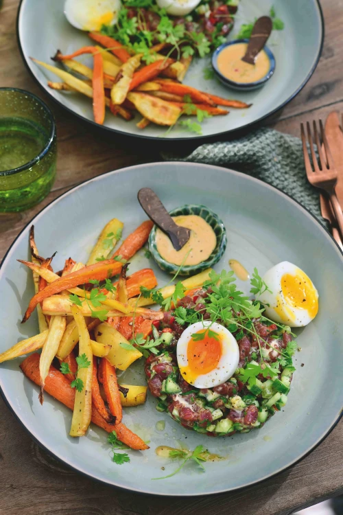 Aziatische steak tartaar met groentefrietjes