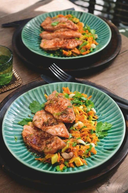Lauwwarme zalm met geknede wortel, avocado en cashew