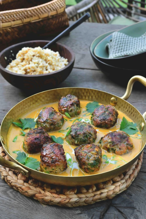 Kippenballetjes in rode curry met zoete bloemkoolrijst (keto)