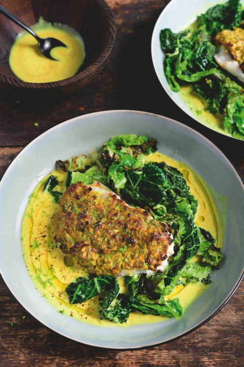 Vis met pistachekorst, gestoofde savooikool en curry-limoensaus (keto)